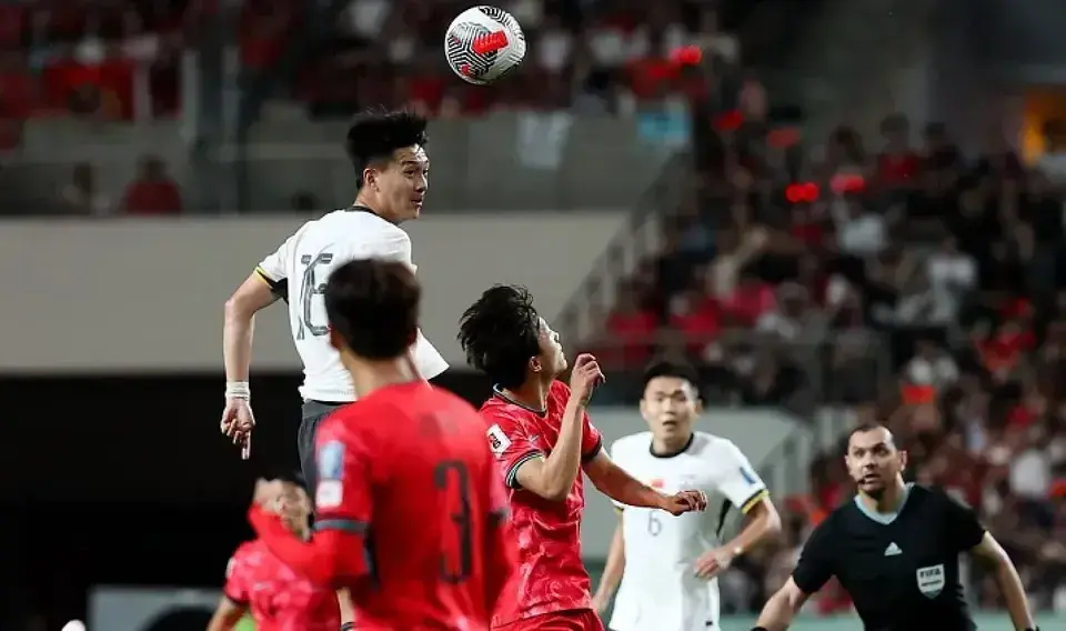 挑事!韩媒污蔑国足打“谎言足球”,称球员动作粗鲁,球迷不礼貌-韩国足球丑陋