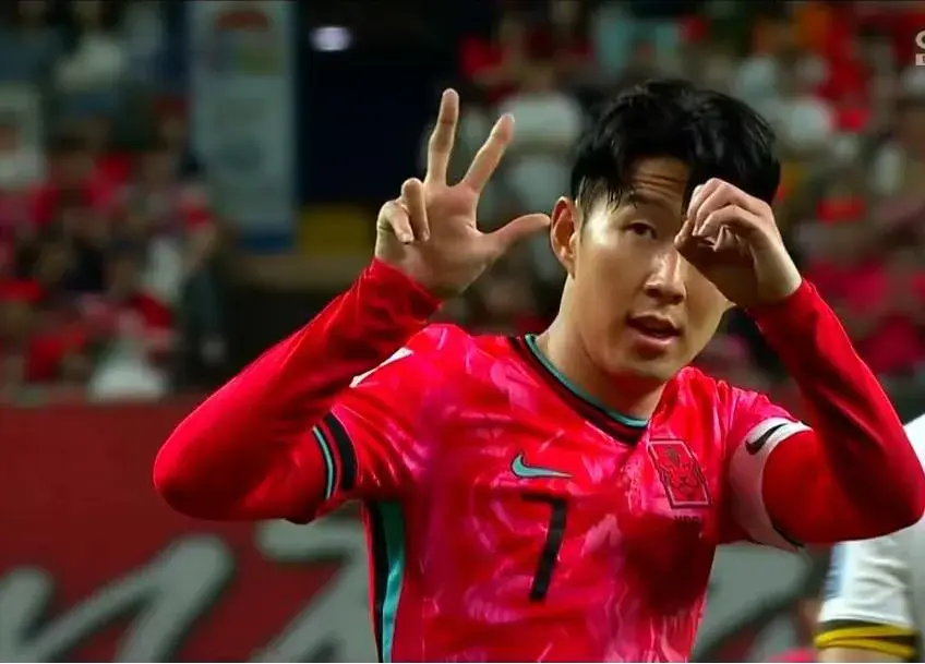 挑事!韩媒污蔑国足打“谎言足球”,称球员动作粗鲁,球迷不礼貌-韩国足球丑陋