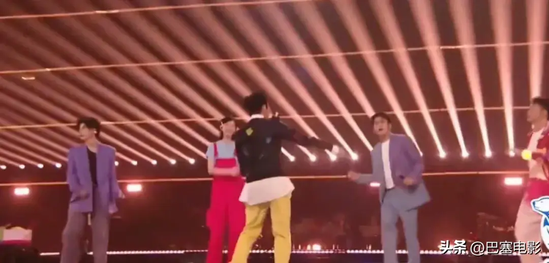 端午歌会:关晓彤变大胖丫头,孙楠高音震全场,李宇春A爆了-关晓彤 吃饭