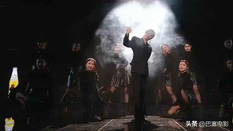 端午歌会:关晓彤变大胖丫头,孙楠高音震全场,李宇春A爆了-关晓彤 吃饭