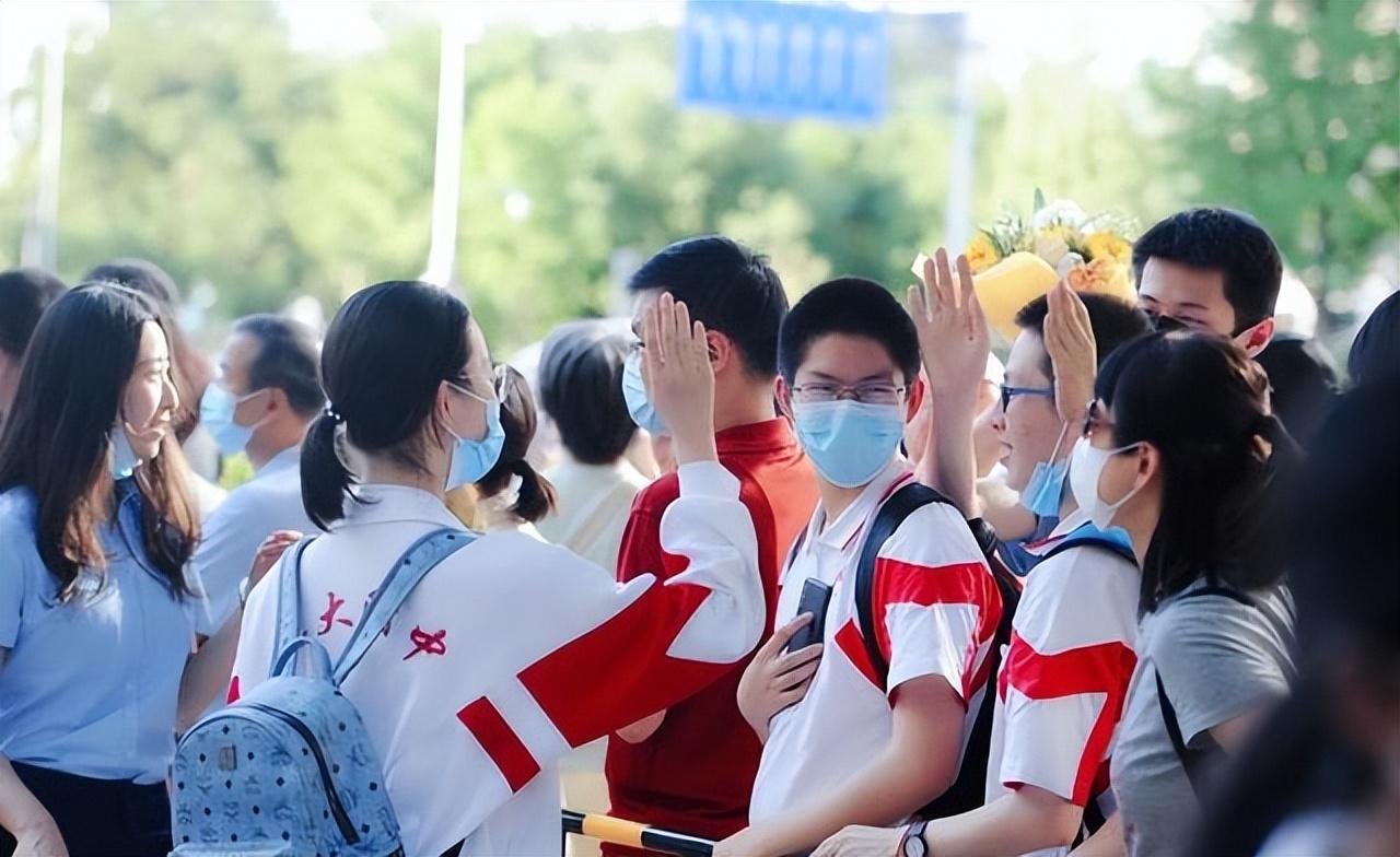 太牛X了!高考47年裸分最高者是谁:孙浩宁734分夺近代状元-高考裸分是多少