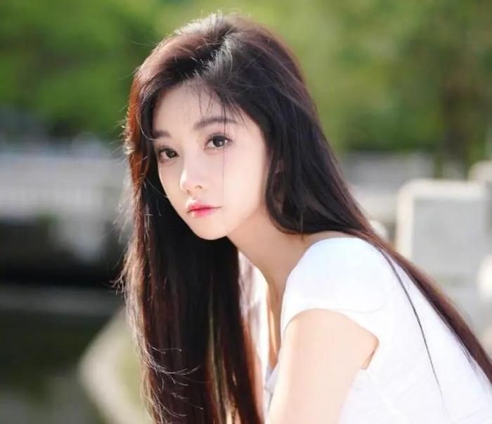 冯提莫开小号直播健身超10万人观看诱人身材,直播间意外走光被封-冯提莫直播什么