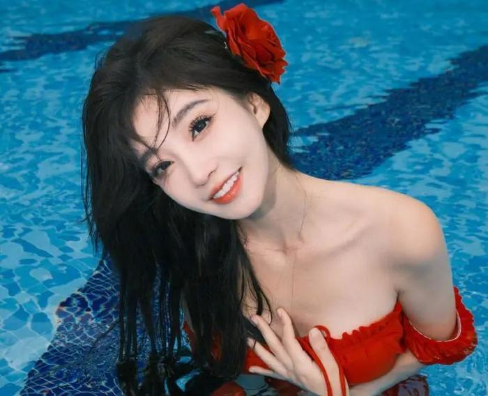 冯提莫开小号直播健身超10万人观看诱人身材,直播间意外走光被封-冯提莫直播什么