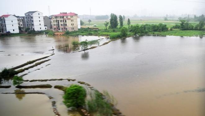 江西10地特大暴雨!34地大暴雨!63地暴雨!紧急转移1万人-江西特大暴雨视频