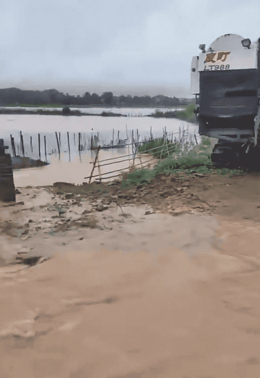 江西10地特大暴雨!34地大暴雨!63地暴雨!紧急转移1万人-江西特大暴雨视频