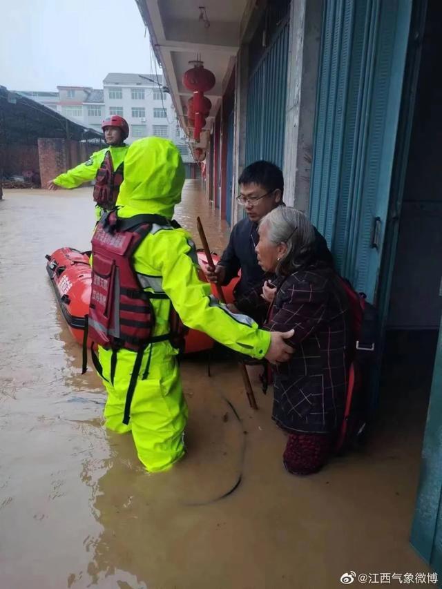 江西10地特大暴雨!34地大暴雨!63地暴雨!紧急转移1万人-江西特大暴雨视频