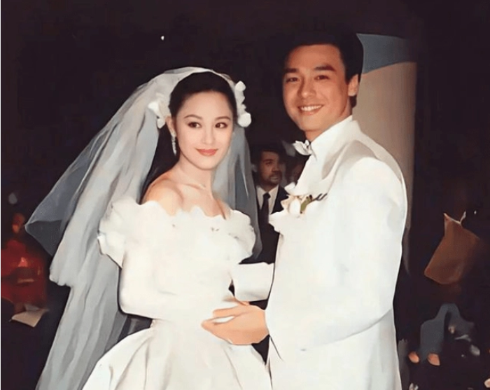 玫瑰原型比刘亦菲更美,被算命大师当众羞辱,60岁凭直播口碑逆袭-玫瑰真实的样子图片