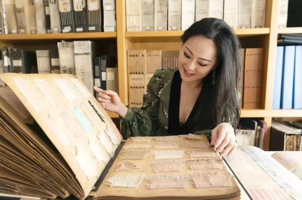 玫瑰原型比刘亦菲更美,被算命大师当众羞辱,60岁凭直播口碑逆袭-玫瑰真实的样子图片