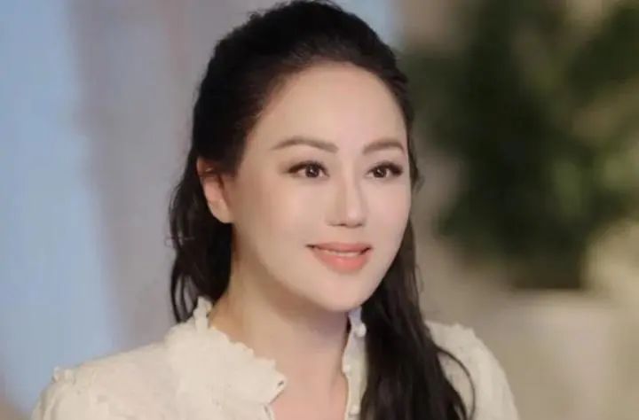 玫瑰原型比刘亦菲更美,被算命大师当众羞辱,60岁凭直播口碑逆袭-玫瑰真实的样子图片