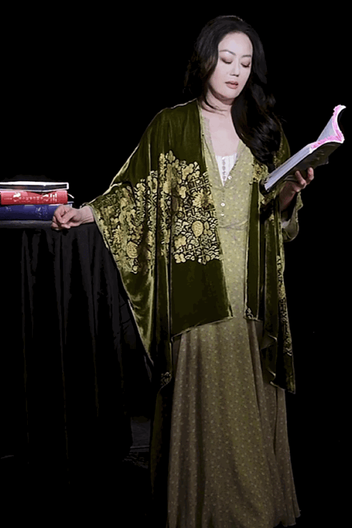 玫瑰原型比刘亦菲更美,被算命大师当众羞辱,60岁凭直播口碑逆袭-玫瑰真实的样子图片