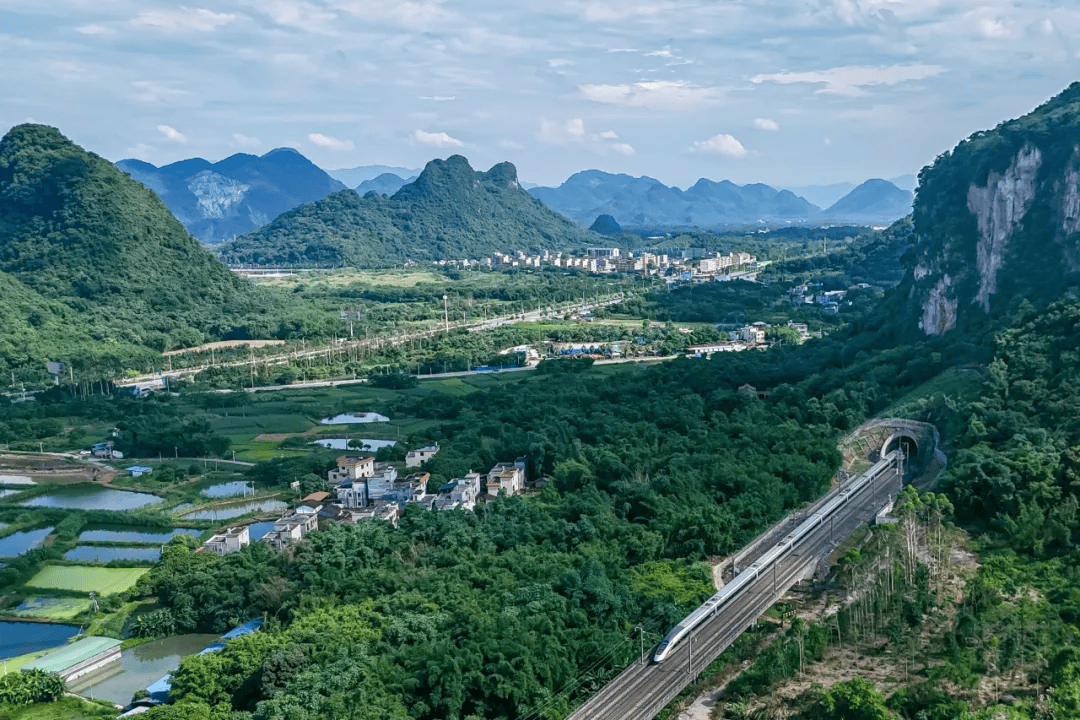 全国铁路实行新的列车运行图-全国铁路时刻调整