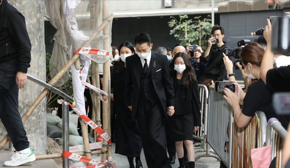 刘德华携妻女送别亡父,一家三口手牵手到殡仪馆,众星送花圈悼念-刘德华携妻子