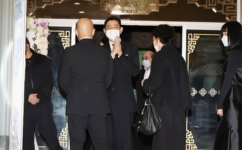 刘德华携妻女送别亡父,一家三口手牵手到殡仪馆,众星送花圈悼念-刘德华携妻子