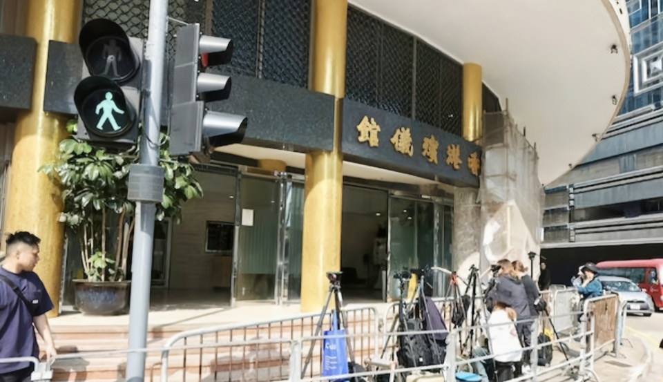 刘德华携妻女送别亡父,一家三口手牵手到殡仪馆,众星送花圈悼念-刘德华携妻子