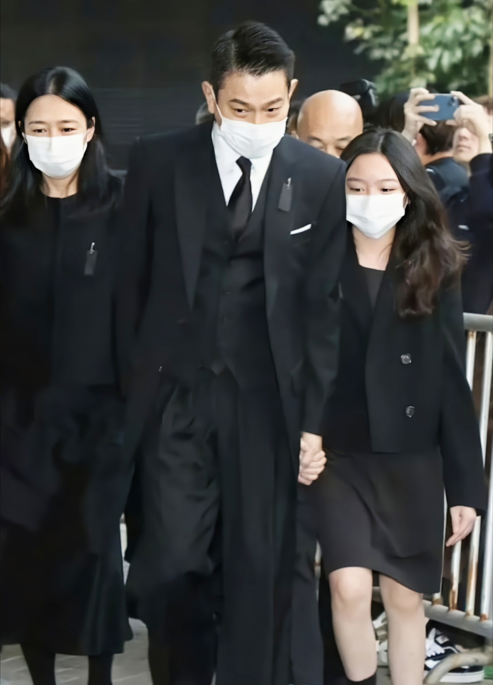 刘德华携妻女送别亡父,一家三口手牵手到殡仪馆,众星送花圈悼念-刘德华携妻子