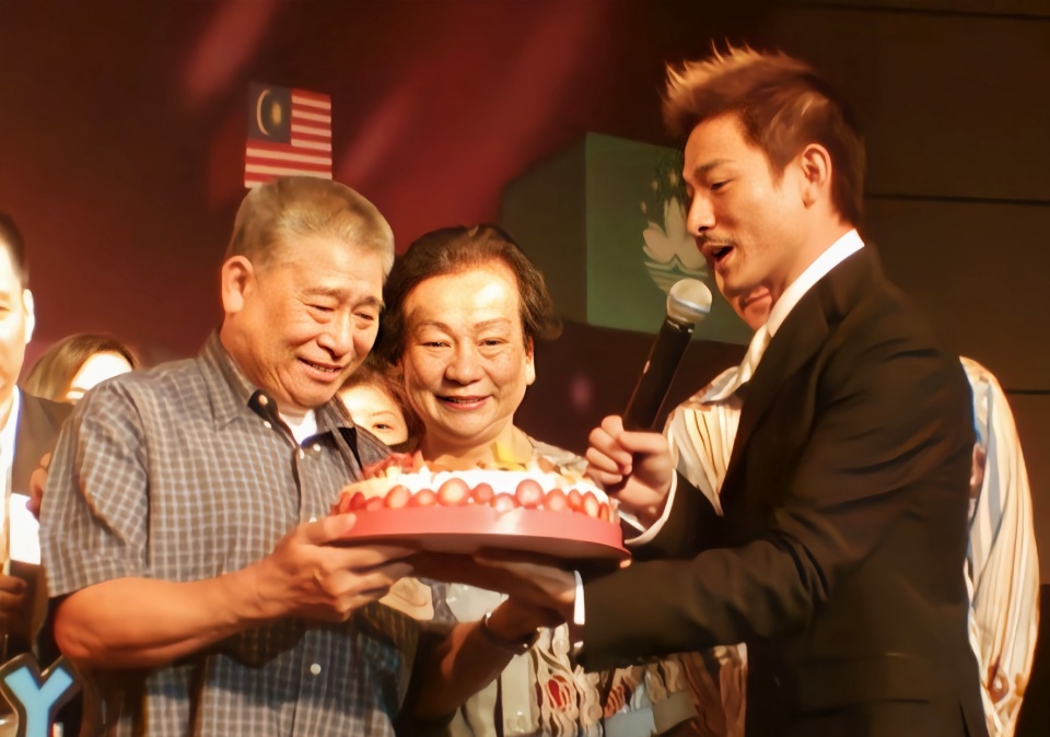 刘德华携妻女送别亡父,一家三口手牵手到殡仪馆,众星送花圈悼念-刘德华携妻子