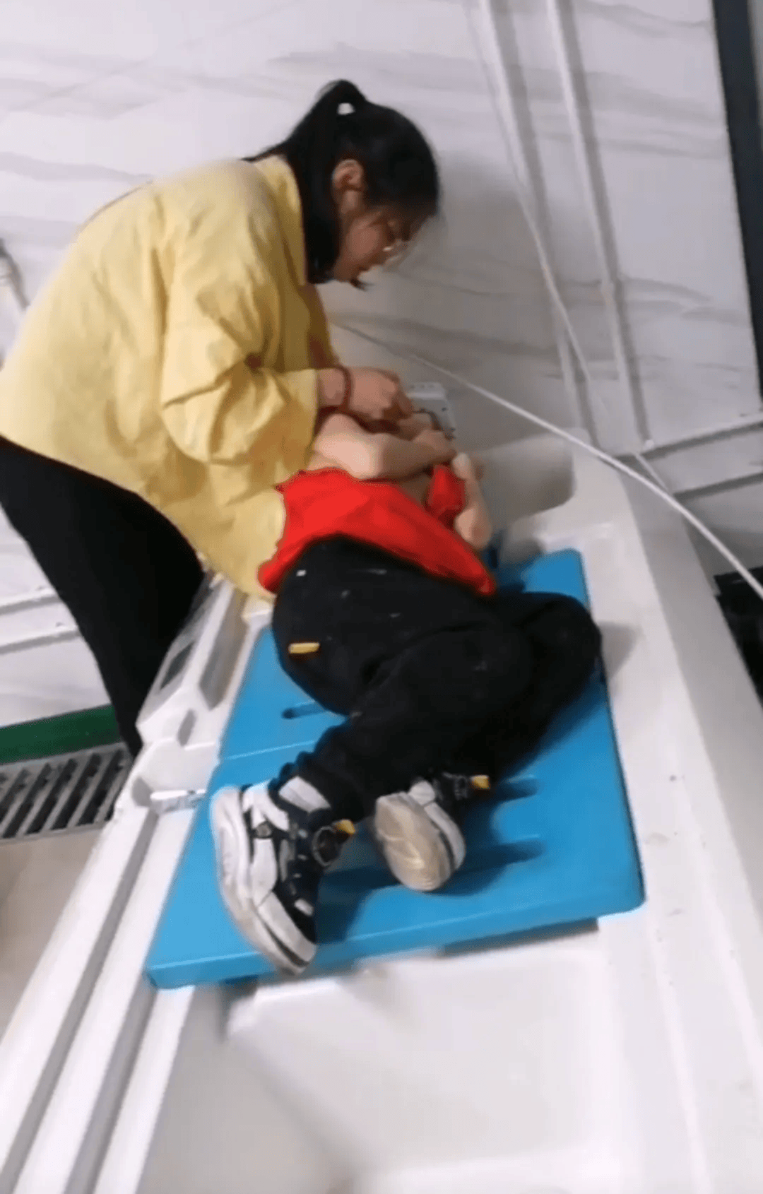 3条狗咬伤16人,一名儿童面部被咬伤!最新情况→-三只狗咬孩子