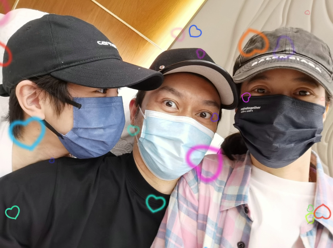 众星花式庆祝父亲节,黄晓明陈妍希杨紫晒合照,刘德华喊话:你把我当爸爸好了-黄晓明和杨紫演过的一部电影