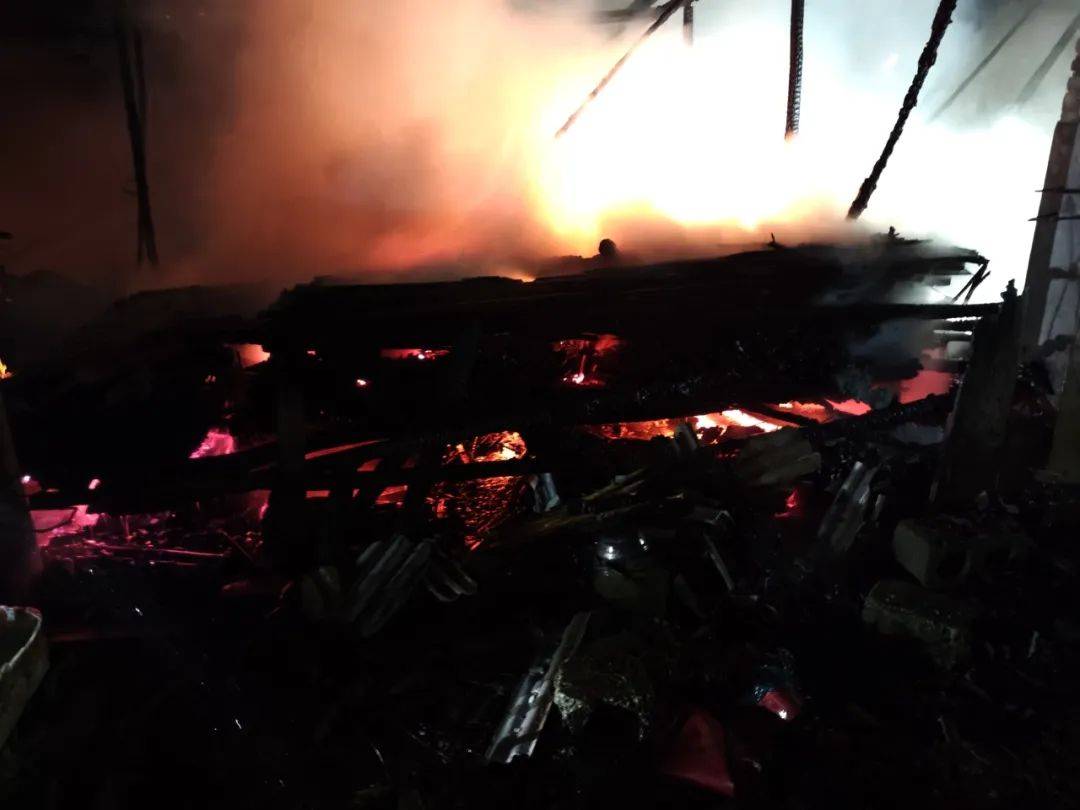 邵阳一民房发生火灾,现场火势....-邵阳一民房发生火灾,现场火势很大
