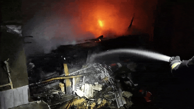 邵阳一民房发生火灾,现场火势....-邵阳一民房发生火灾,现场火势很大