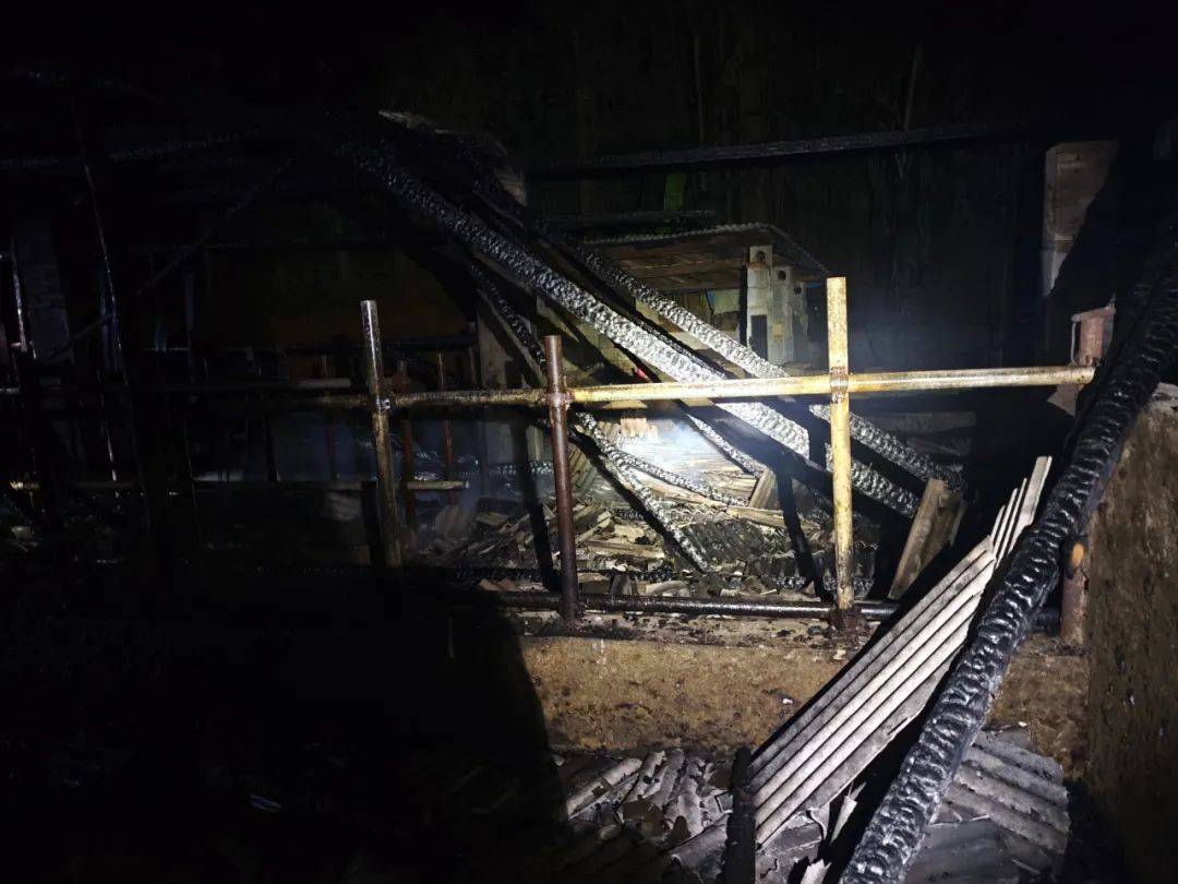 邵阳一民房发生火灾,现场火势....-邵阳一民房发生火灾,现场火势很大