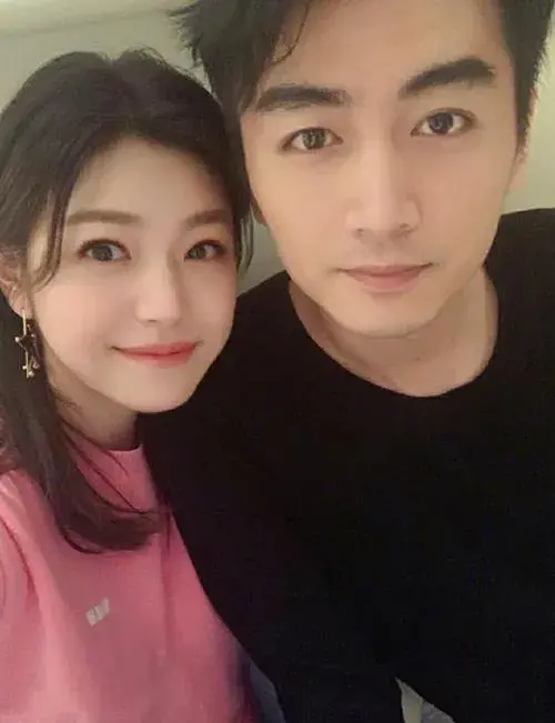 狗仔曝陈晓陈妍希离婚细节:男方净身出户,拉黑女方,曝去年内幕-陈晓与陈妍希的结婚照