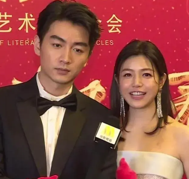 狗仔曝陈晓陈妍希离婚细节:男方净身出户,拉黑女方,曝去年内幕-陈晓与陈妍希的结婚照