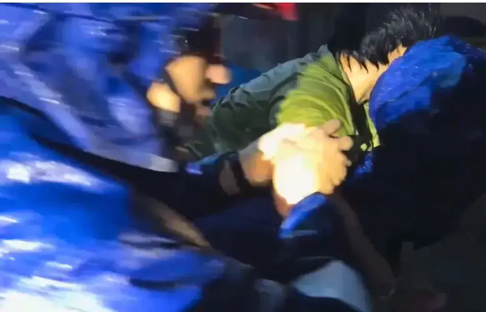 #乡亲们 别怕 我们来了!致敬在暴风雨中所有守护的力量#-#乡亲们 别怕 我们来了!致敬在线阅读
