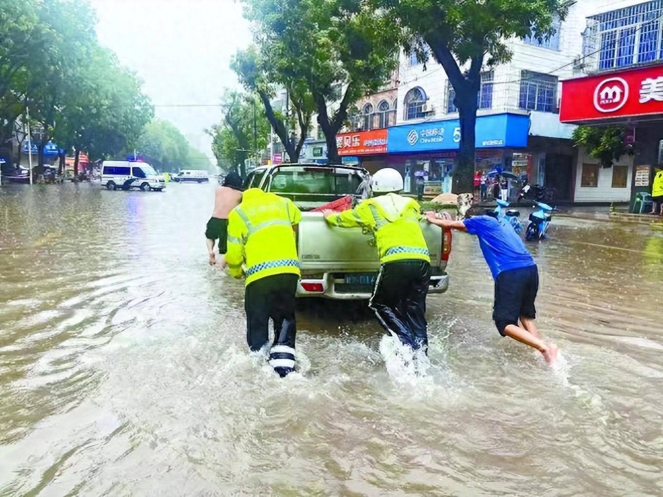 致敬!暴雨风沙中的藏蓝身影-暴风雨所打击着的土地象征意义