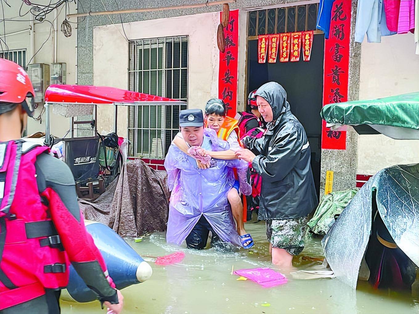 致敬!暴雨风沙中的藏蓝身影-暴风雨所打击着的土地象征意义