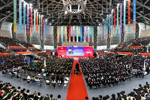 东南大学毕业典礼惊喜不断,健康礼物别出心裁!-东南大学毕业演讲视频