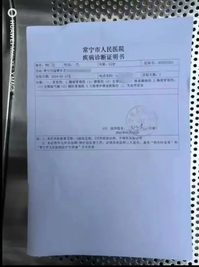 悲剧!儿子校内被刺成重伤,爸爸因医疗费跳江,校方:不清楚这事-儿子刺伤父亲