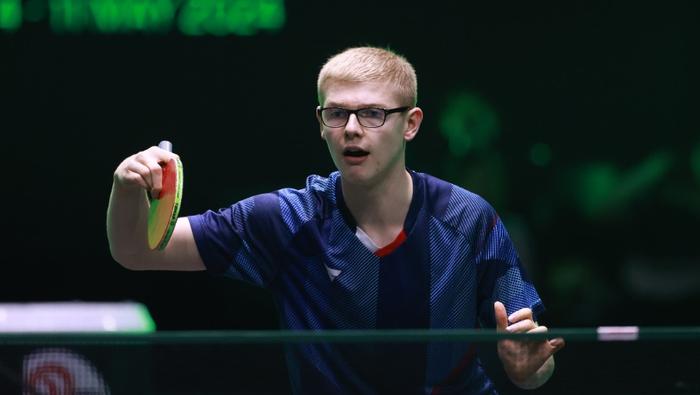 2-3!张本智和不敌17岁法国小将,疯狂跺脚,对手赢球后躺地怒吼-张本智和2021年最新比赛视频