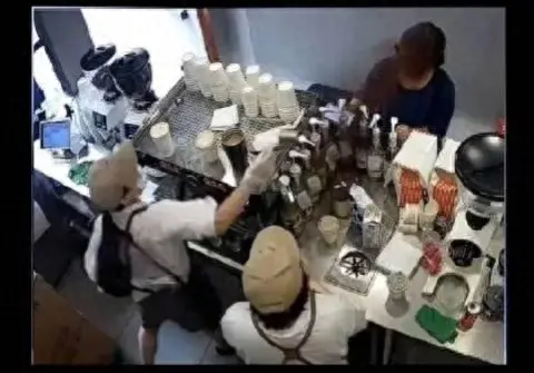 一天两起冲突,店员失控原因曝光:月薪5000,被投诉三次将被辞退-一天两起事故保险公司可以赔两次吗多少钱