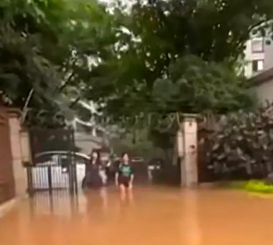 桂林男子驾橡皮艇救朋友顺手救援20多人-应急救援橡皮艇