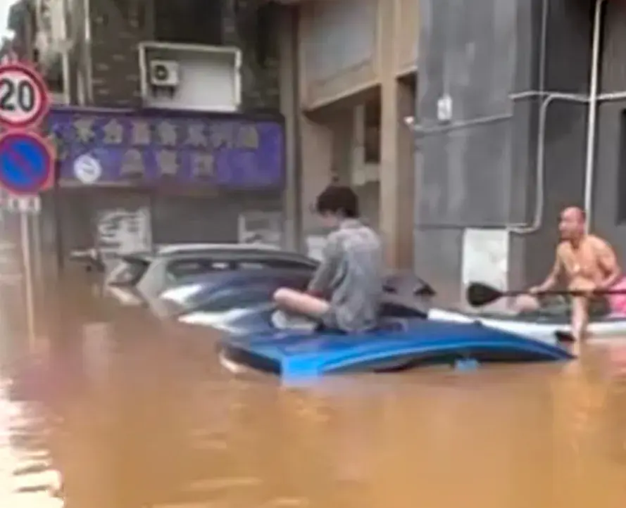 桂林男子驾橡皮艇救朋友顺手救援20多人-应急救援橡皮艇