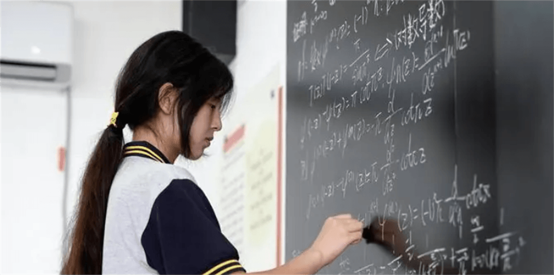 反转来了,数学金牌教练实名质疑姜萍造假,人大教授下场回应-数学特级教师江萍