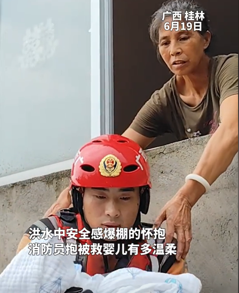 太暖心,抗洪现场市民说看到子弟兵很安心,网友:致敬人民子弟兵-抗洪子弟兵图片高清大图大全