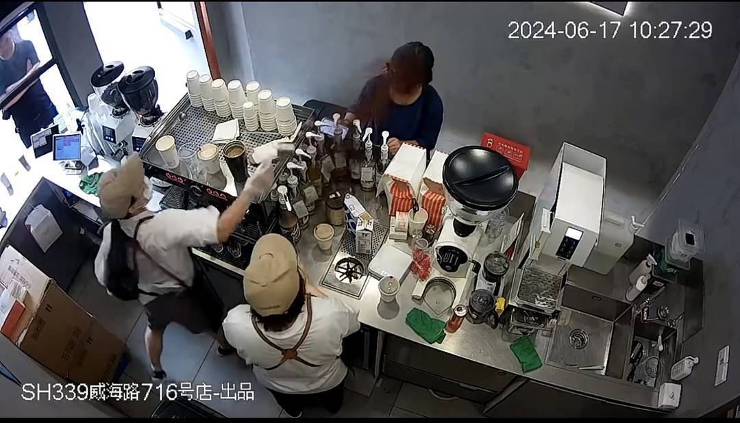 Manner咖啡店员向顾客泼咖啡粉?警方:正在了解中-Manner咖啡师到手多钱