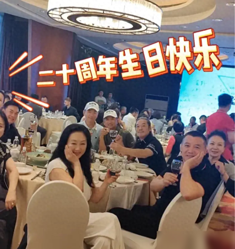 57岁王志文罕见露面:脱发太明显,热情拥抱王姬,与张嘉译聚会!-王志文一