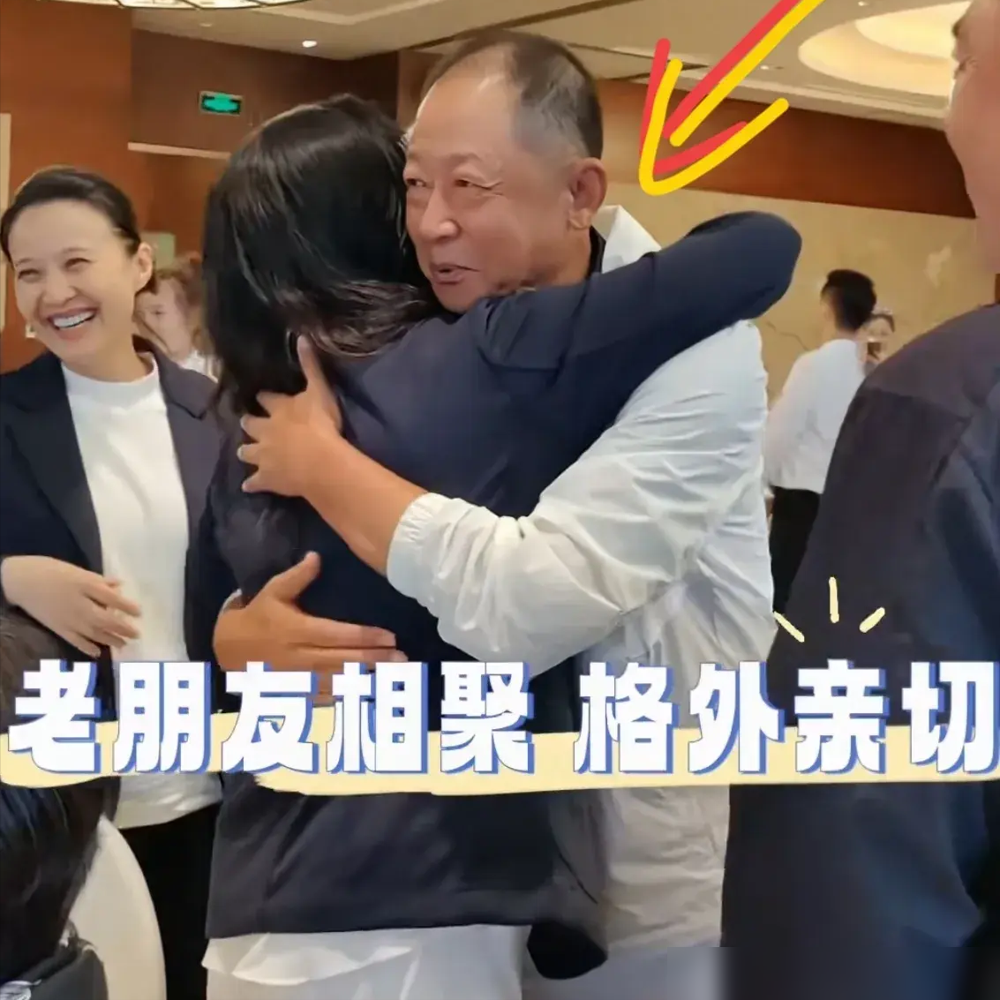 57岁王志文罕见露面:脱发太明显,热情拥抱王姬,与张嘉译聚会!-王志文一