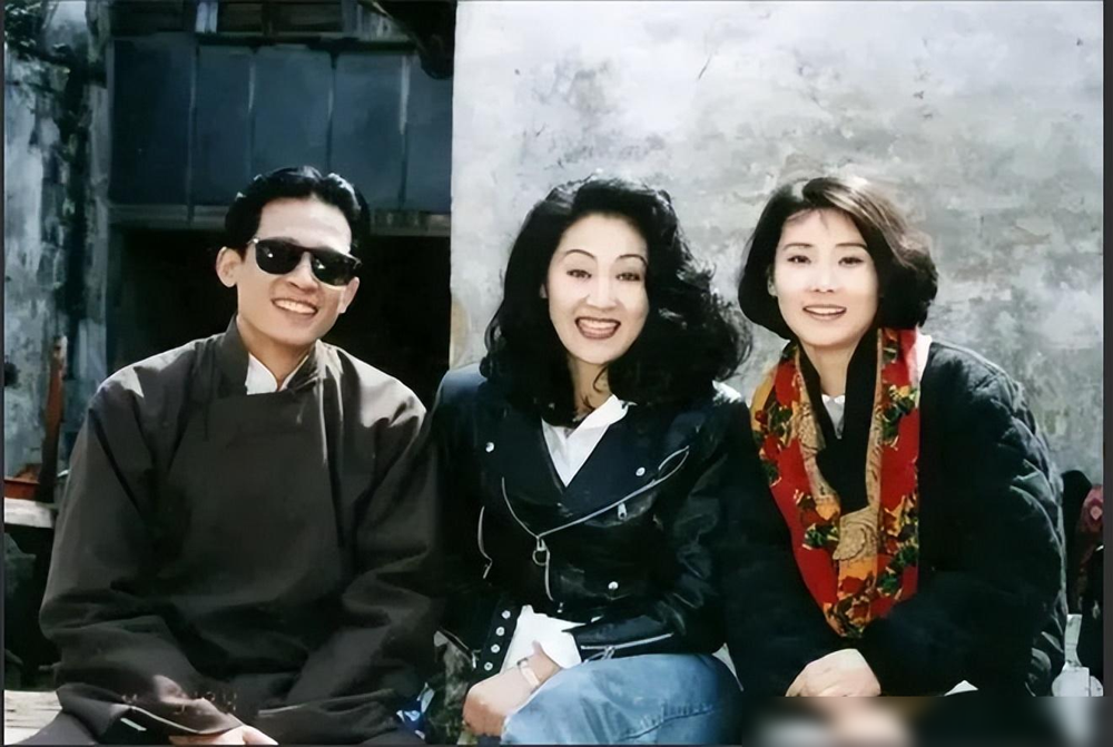 57岁王志文罕见露面:脱发太明显,热情拥抱王姬,与张嘉译聚会!-王志文一