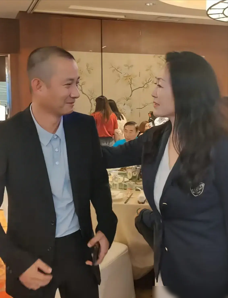 57岁王志文罕见露面:脱发太明显,热情拥抱王姬,与张嘉译聚会!-王志文一