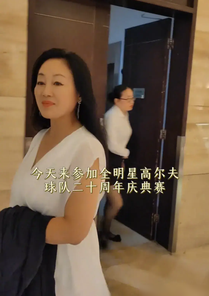 57岁王志文罕见露面:脱发太明显,热情拥抱王姬,与张嘉译聚会!-王志文一
