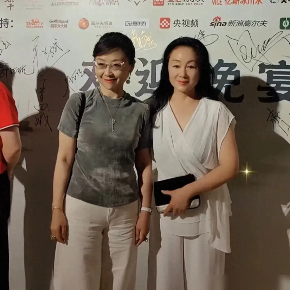 57岁王志文罕见露面:脱发太明显,热情拥抱王姬,与张嘉译聚会!-王志文一