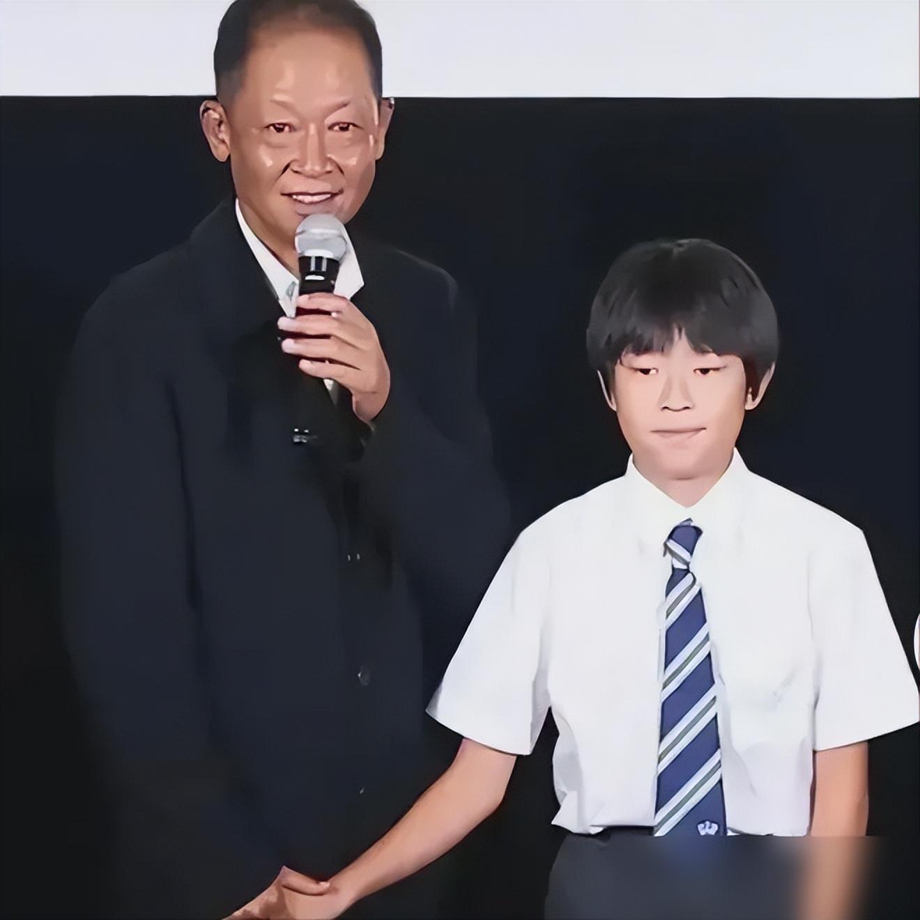 57岁王志文罕见露面:脱发太明显,热情拥抱王姬,与张嘉译聚会!-王志文一