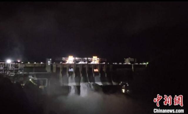 浙江新安江水库加大至3孔泄洪闸泄洪-新安江水库洪水事件