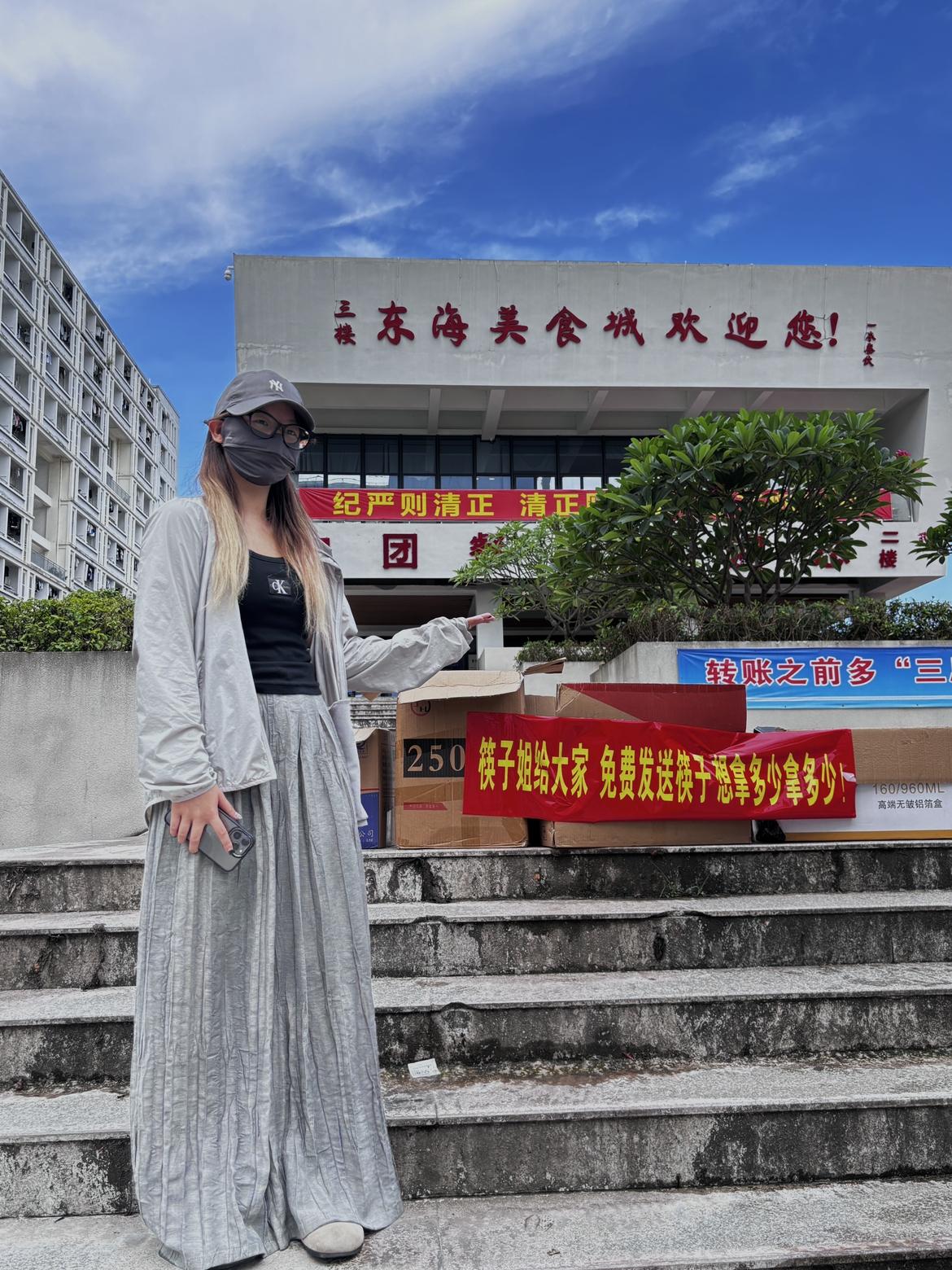 厦门“筷子姐”在学校食堂外免费发放一万双筷子,原因究竟是什么-学校筷子干净吗