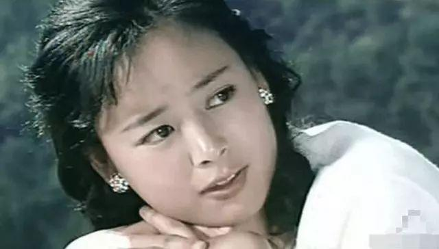 《庐山恋》女一号张瑜:曾为事业放弃婚姻,今62岁无儿无女-庐山恋主角男女主角张瑜连衣裙