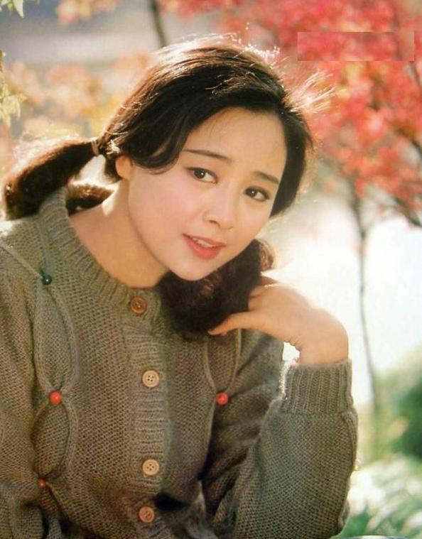 《庐山恋》女一号张瑜:曾为事业放弃婚姻,今62岁无儿无女-庐山恋主角男女主角张瑜连衣裙